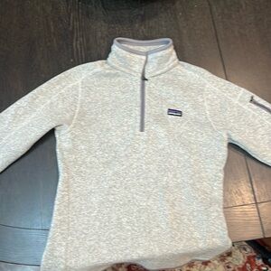 Excellent condition women’s small Patagonia pull over gray